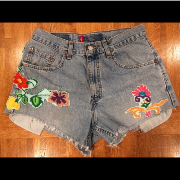 Levi's Pants - Vintage Levis High Waisted Short w/Floral Appliqué